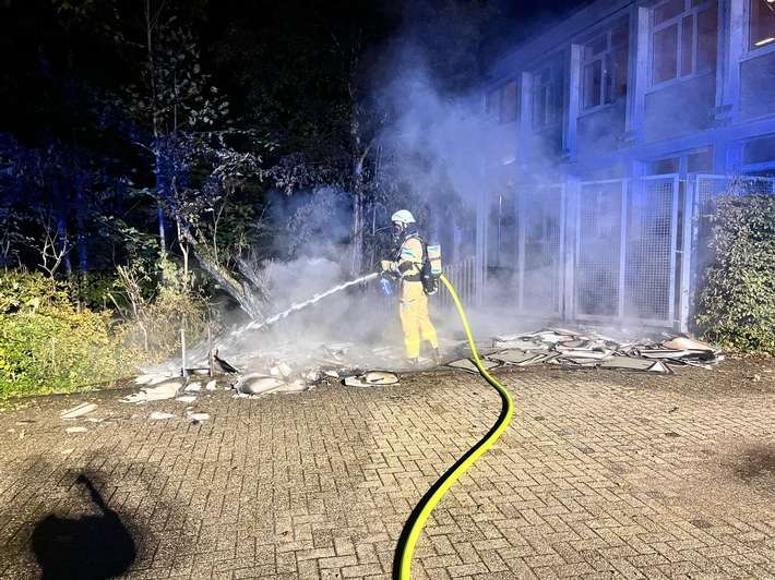 FW-GL: Zwei nächtliche Einsätze für die Feuerwehr Bergisch Gladbach - Mülltonnenbrand und Kabelbrand in Bürogebäude