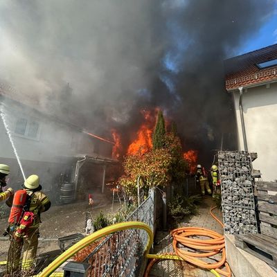 FW Böblingen: Garagenbrand greift auf Wohnhaus über
