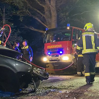 FW Lüchow-Dannenberg: +++ Erneut schwerer Verkehrsunfall in Lüchow-Dannenberg +++ PKW prallt gegen Baum, Fahrer wird schwerverletzt eingeklemmt +++
