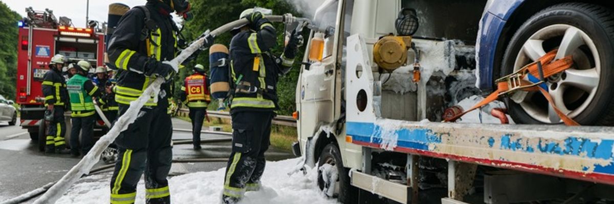 FW-DO: Fahrzeugbrand auf der B236 - Ersthelfer aus Bremen verhindern Schlimmeres