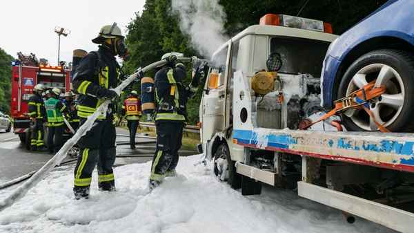 FW-DO: Fahrzeugbrand auf der B236 - Ersthelfer aus Bremen verhindern Schlimmeres