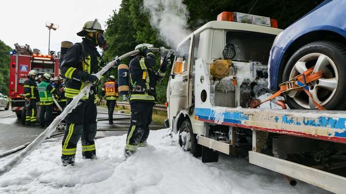 FW-DO: Fahrzeugbrand auf der B236 - Ersthelfer aus Bremen verhindern Schlimmeres
