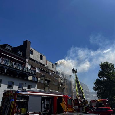 FW-EN: Erstmeldung: Dachstuhlbrand mit Menschenrettung in der Schöntaler Straße - 2 Personen mit Drehleiter gerettet