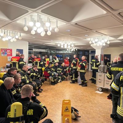 FW-AUR: Gebäude nach Durchzündung vollständig in Flammen