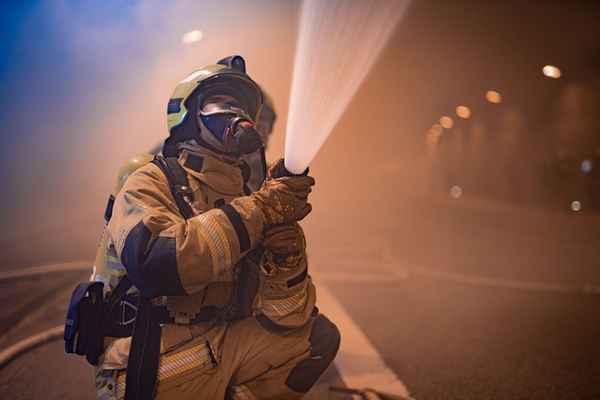 FW-HB: Neue Berufsausbildung: "Von der Schule direkt zur Feuerwehr"