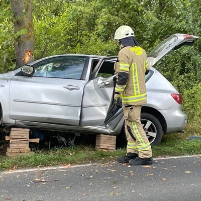 FW Lehrte: PKW-Fahrer überlebt Kollision mit Baum nicht