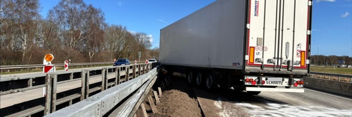 FW-OLL: Verkehrsunfall auf der A1: Feuerwehr Wildeshausen dämmt auslaufenden Diesel ein