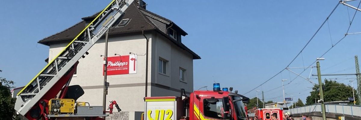 FW-DO: Verletzte Person von Dach in Dortmund-Wickede gerettet