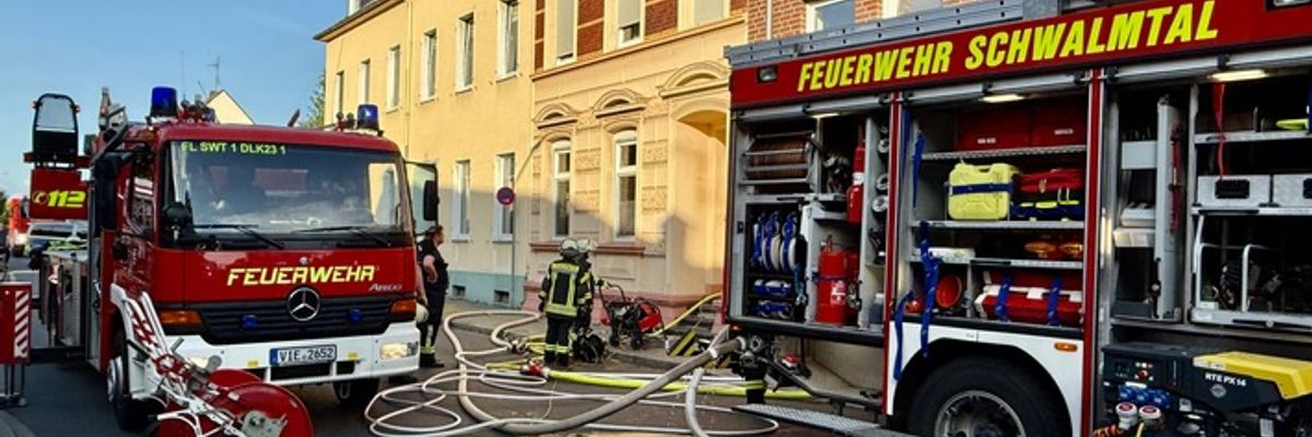 FFW Schwalmtal: Wohnungsbrand in Mehrfamilienhaus - Küchenbrand schnell unter Kontrolle