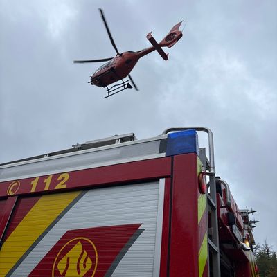 FW Horn-Bad Meinberg: Verkehrsunfall zwischen zwei PKW - eine Person mit Rettungshubschrauber in Spezialklinik geflogen
