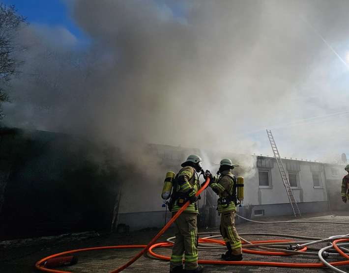 FW Burscheid: Gebäudebrand in Hilgen-Dünnweg