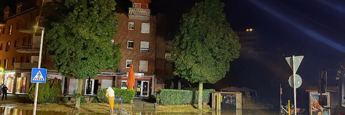 FW Bergheim: Wasserrohrbruch in Quadrath-Ichendorf - Trinkwasserversorgung wiederhergestellt Mehrere Keller vollgelaufen - Feuerwehr bis in die Nacht im Einsatz