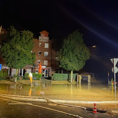 FW Bergheim: Wasserrohrbruch in Quadrath-Ichendorf - Trinkwasserversorgung wiederhergestellt Mehrere Keller vollgelaufen - Feuerwehr bis in die Nacht im Einsatz