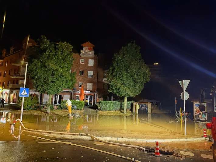 FW Bergheim: Wasserrohrbruch in Quadrath-Ichendorf - Trinkwasserversorgung wiederhergestellt Mehrere Keller vollgelaufen - Feuerwehr bis in die Nacht im Einsatz