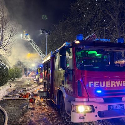 FW-AUR: Gebäude nach Durchzündung vollständig in Flammen