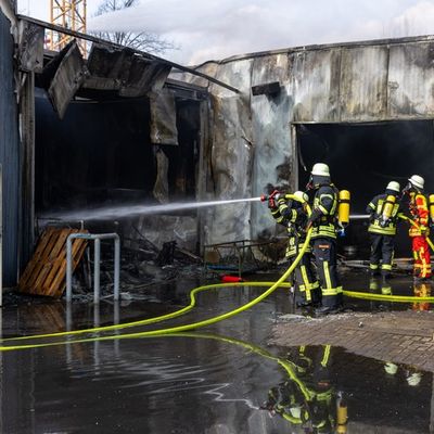 FW Porta Westfalica: 10.03.2026 - Großbrand einer KFZ-Werkstatt in Porta Westfalica Barkhausen