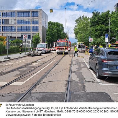 FW-M: Lkw reißt Stromleitung ab - zwei Personen in Pkw eingeschlossen (Ramersdorf)