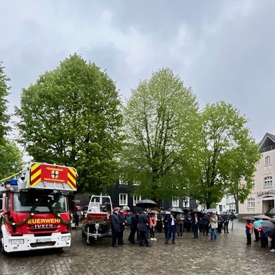 FW Drolshagen: Drehleiter und Mehrzweckboot gesegnet und offiziell im Dienst