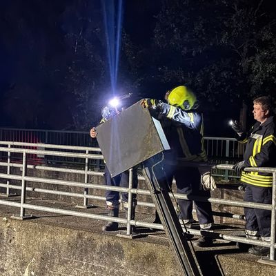 FW Flotwedel: Ölfilm auf der Aller - Leckgeschlagener Hydraulikzylinder sorgt für Feuerwehreinsatz