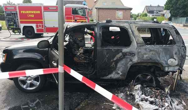 FW Minden: PKW-Brand nach Verkehrsunfall, Stromverteilerkasten schwer beschädigt