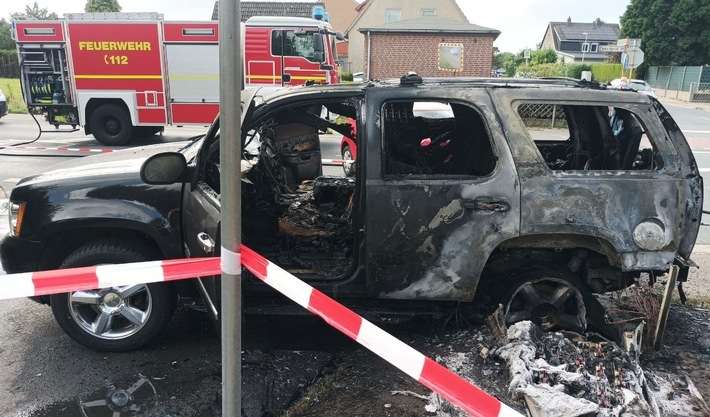 FW Minden: PKW-Brand nach Verkehrsunfall, Stromverteilerkasten schwer beschädigt