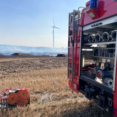 FW Flotwedel: Brennende Ballenpresse sorgt für überörtlichen Feuerwehreinsatz bei Papenhorst