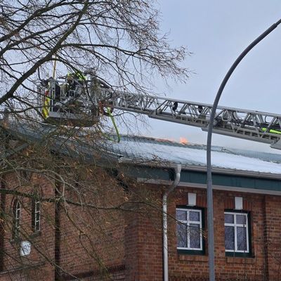FW-RZ: Dachstuhlbrand in Linau/Hzgt. Lauenburg