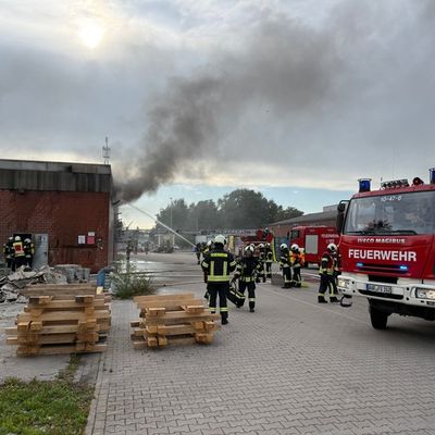 FW-AUR: Brennende Transporter in Hallenkomplex