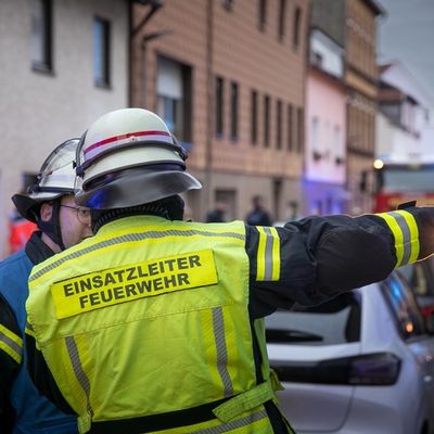 FW LK Neunkirchen: Rauchsäule weist Feuerwehr den Weg - Mehrparteienhaus nach Brand unbewohnbar