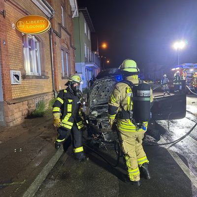 FW Weinheim: Fahrzeugbrand in Weinheim. Feuerwehr verhindert Ausbreitung auf Gebäude