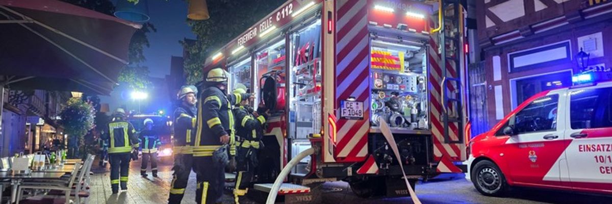 FW Celle: Feuer in der historischen Altstadt von Celle - eine Person gerettet