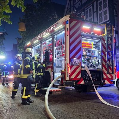 FW Celle: Feuer in der historischen Altstadt von Celle - eine Person gerettet