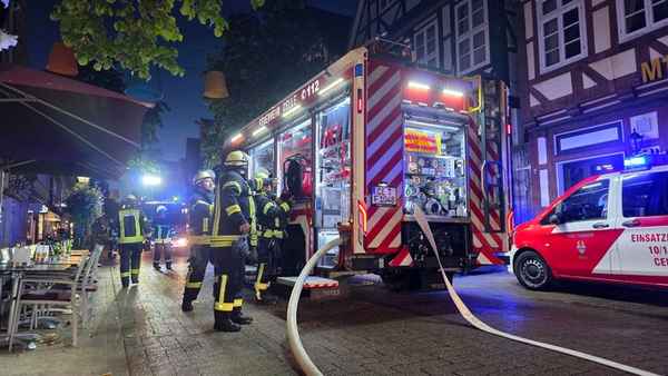 FW Celle: Feuer in der historischen Altstadt von Celle - eine Person gerettet