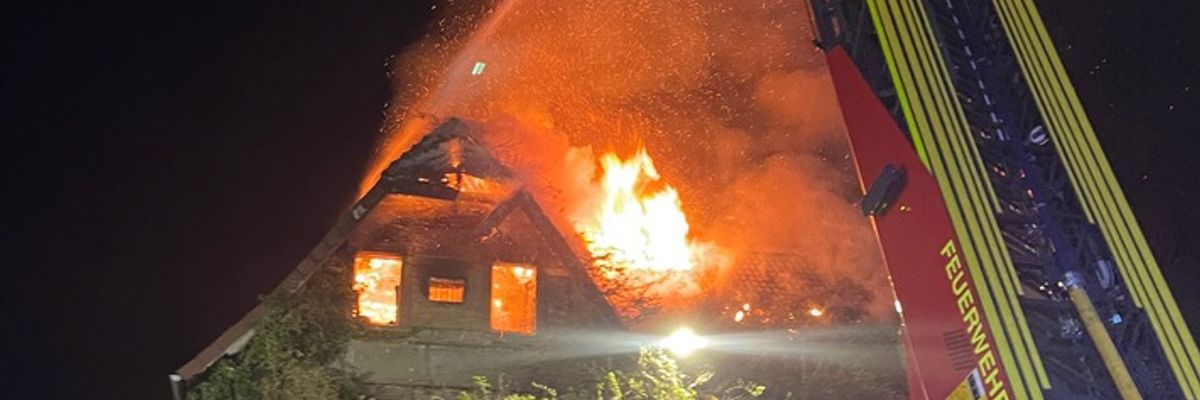 FW-DT: Dachstuhlbrand - Menschenleben in Gefahr