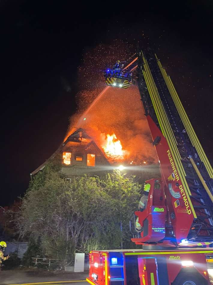 FW-DT: Dachstuhlbrand - Menschenleben in Gefahr