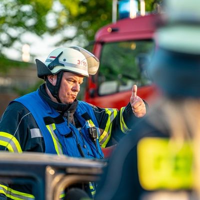 FW-KLE: Realistische Einsatzübung der Freiwilligen Feuerwehr Bedburg-Hau am Landgasthof "Westrich" vermittelt Wissen und Sicherheit