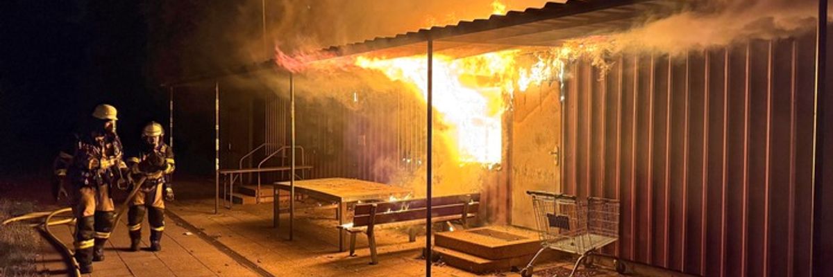 FW-E: Containerbrand auf Sportplatz an der Seumannstraße - drei Container zerstört