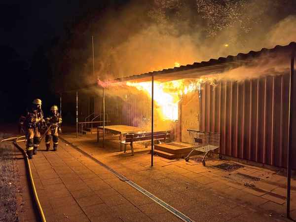 FW-E: Containerbrand auf Sportplatz an der Seumannstraße - drei Container zerstört