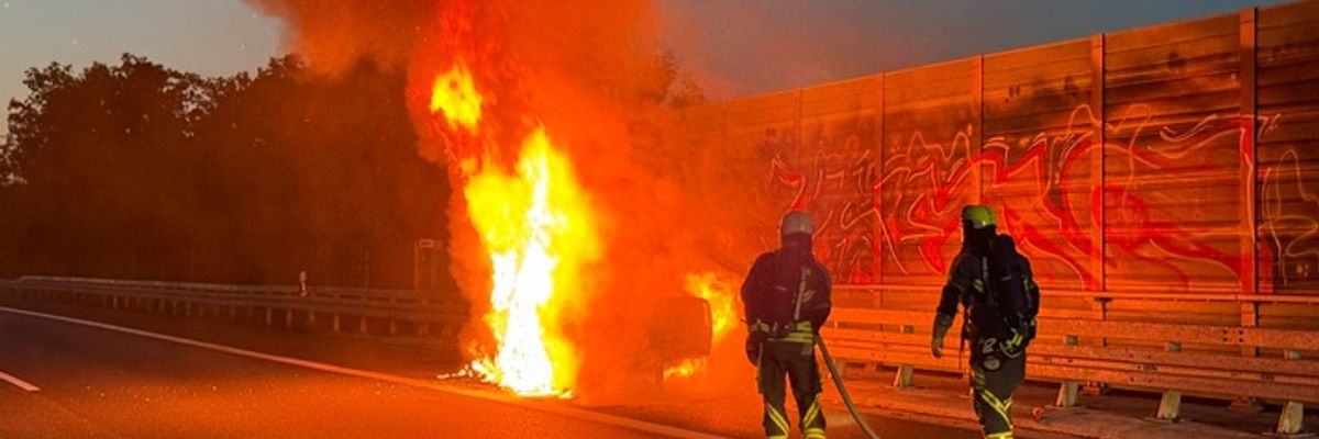 FW Hünxe: Pkw in Vollbrand - Langer Stau auf der BAB 3