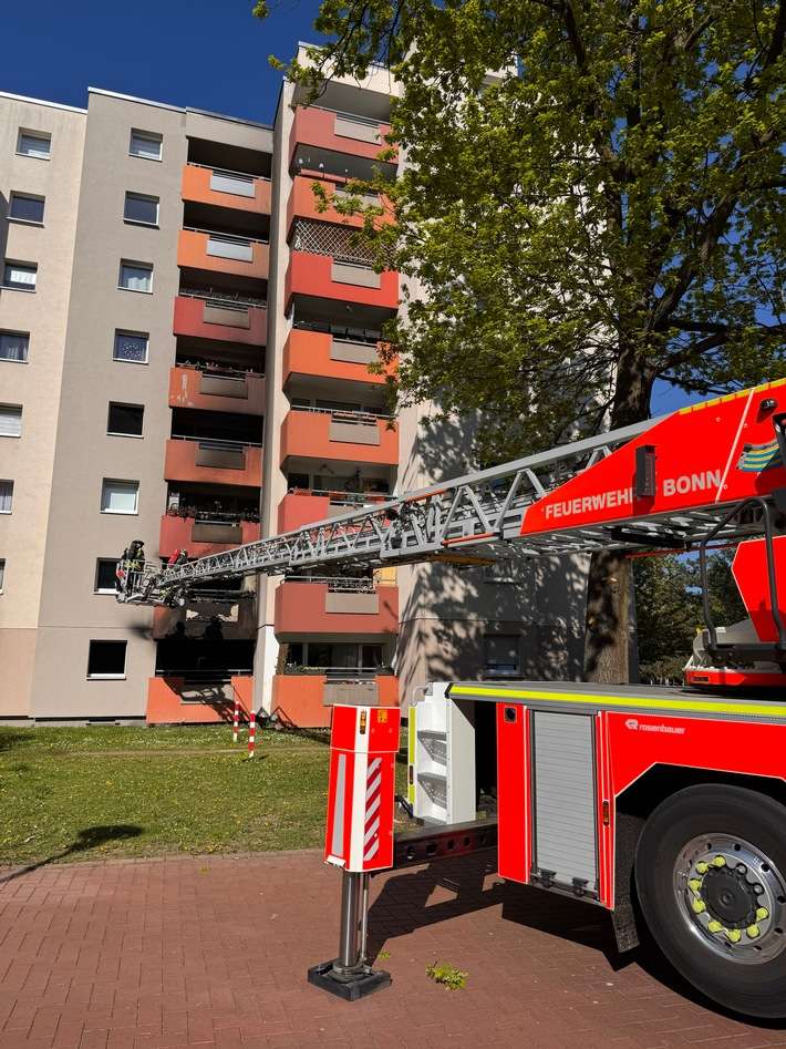 FW-BN: Wohnungsbrand in Bonn-Tannenbusch - Fünf Wohnungen vorübergehend nicht bewohnbar - 1 verletzte Person