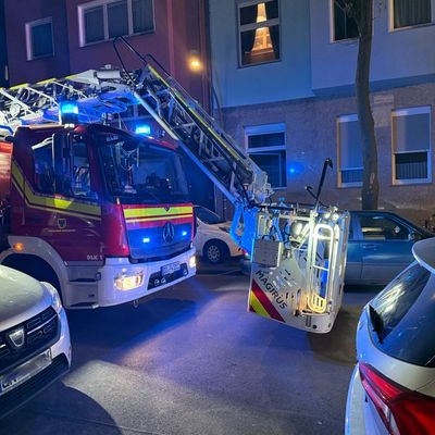 FW-DO: Kellerbrand in Mehrfamilienhaus - Mehrere Menschen über Drehleitern gerettet
