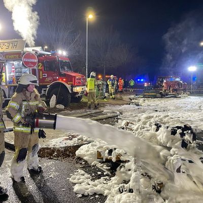 FW Lehrte: Schwerer Fahrzeugbrand auf der A2 bei Lehrte am 26. Dezember 2025
