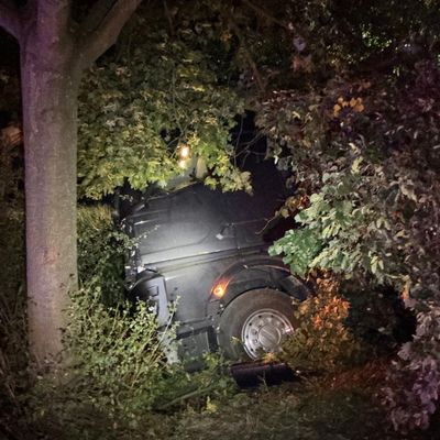 Feuerwehr Kalkar: Rübentransporter kommt auf der B67 von der Fahrbahn ab - Fahrer bleibt unverletzt
