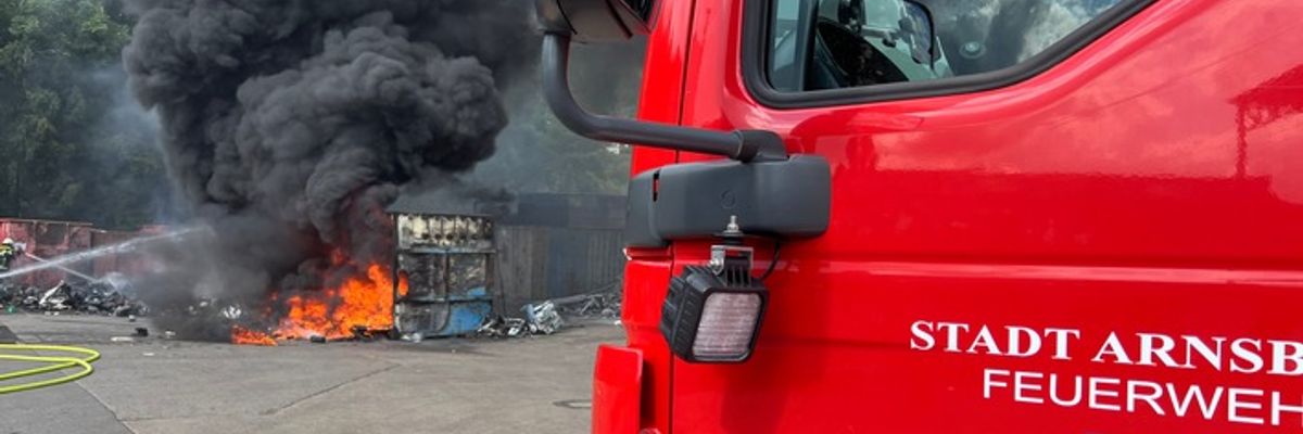 FW-AR: Brand in Recyclingbetrieb - Starke Rauchentwicklung, ein Mitarbeiter verletzt