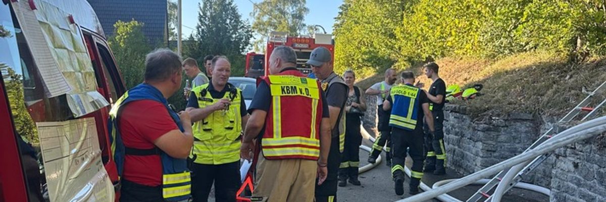 KFV-CW: Bodenfeuer mit beginnendem Waldbrand in Hanglage