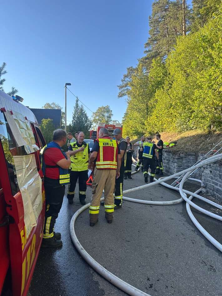 KFV-CW: Bodenfeuer mit beginnendem Waldbrand in Hanglage