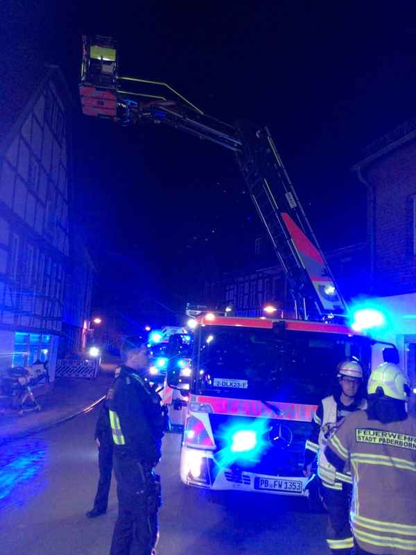 FW Paderborn: Zimmerbrand in einem Mehrfamilienhaus in der Residenzstraße