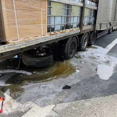 FW Helmstedt: Verkehrsunfall LKW, auslaufende Flüssigkeiten