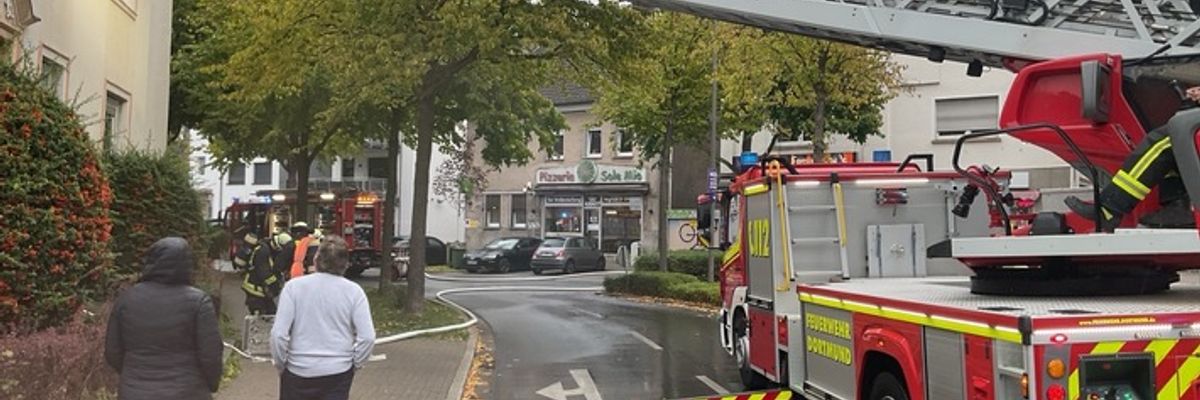 FW-DO: Rauchentwicklung in Mehrfamilienhaus - Drei verletze Personen durch Brandrauch
