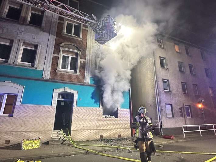 FW-E: Kritischer Wohnungsbrand in Essen-Altenessen - 14 Menschen gerettet